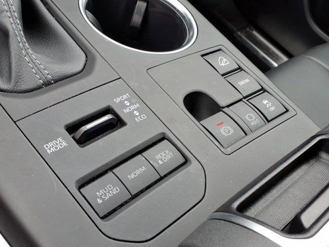 Used 2024 Toyota Highlander XLE AWD/4WD image 16