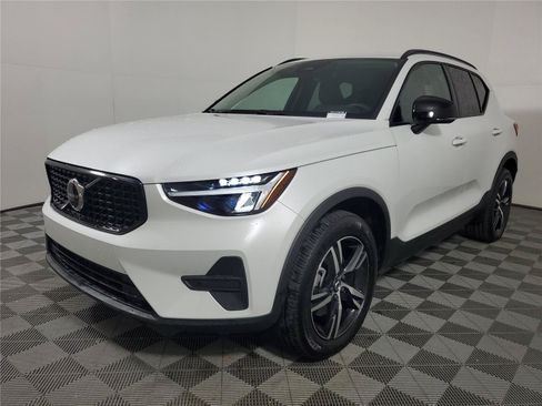 Certified 2026 Volvo XC40 B5 Core w/ Climate Package AWD/4WD image 3
