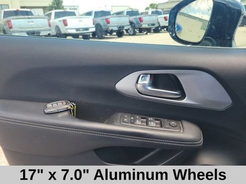 Used 2024 Chrysler Pacifica Touring FWD image 14