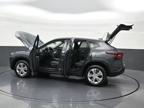 Used 2025 Chevrolet Trax LS FWD image 35