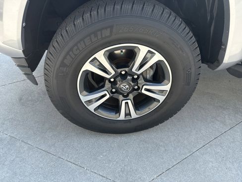 Used 2018 Toyota Tacoma TRD Sport w/ Technology Package image 12