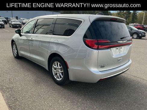 Used 2024 Chrysler Pacifica Touring-L FWD image 5