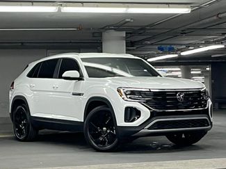Used 2025 Volkswagen Atlas Cross Sport SE w/ Black Wheel Package video 2