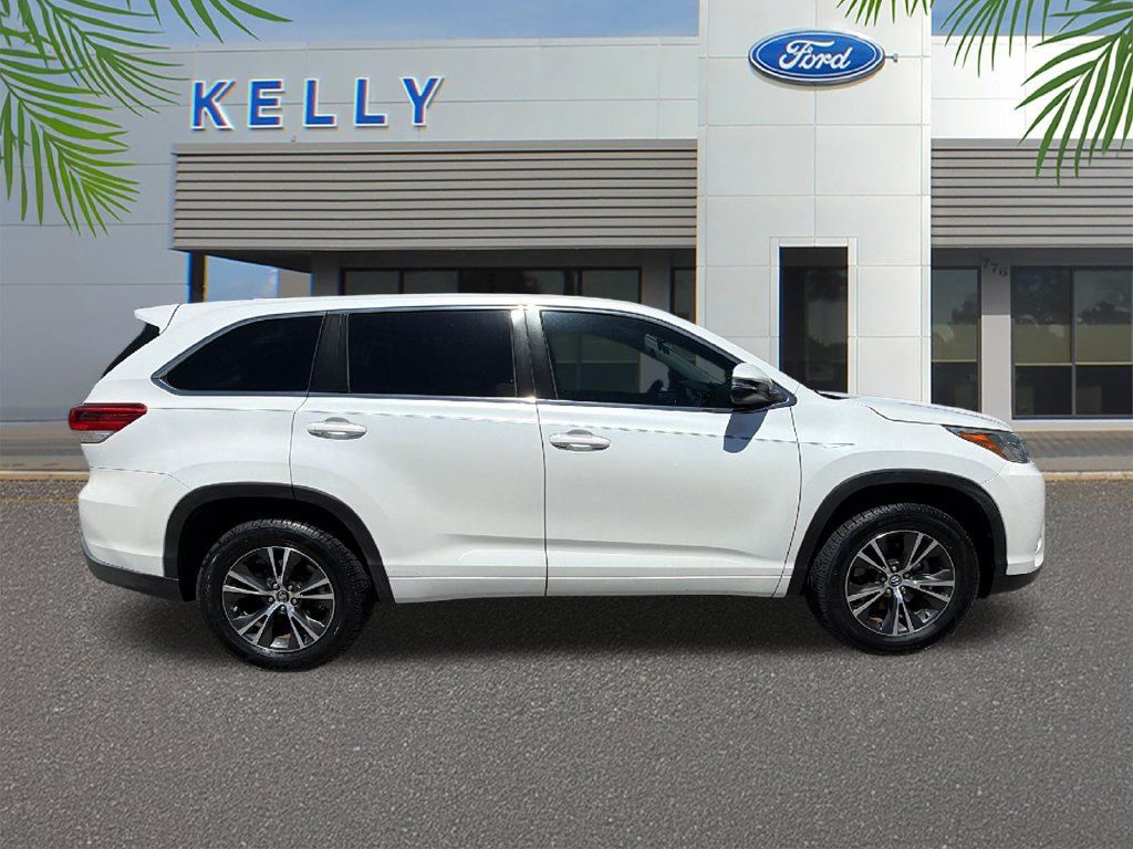 Used 2018 Toyota Highlander Plus FWD image 6