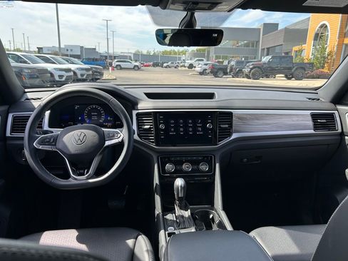 Used 2022 Volkswagen Atlas Cross Sport SE FWD image 9