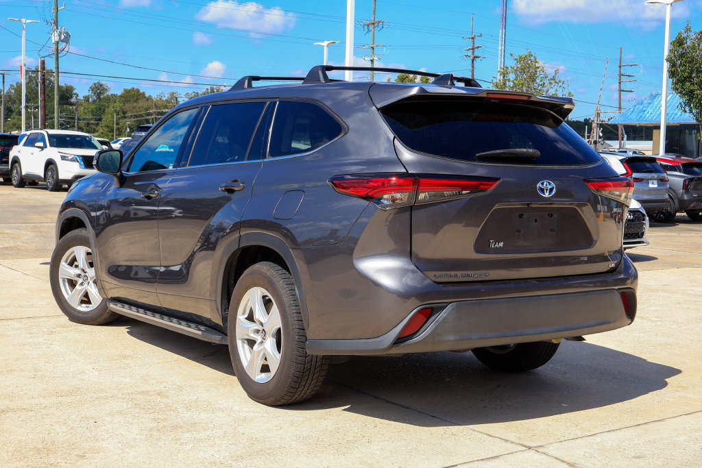 Used 2022 Toyota Highlander LE FWD image 2