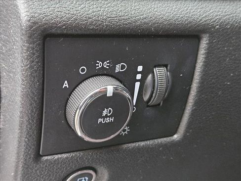 Used 2019 Jeep Grand Cherokee Altitude image 11