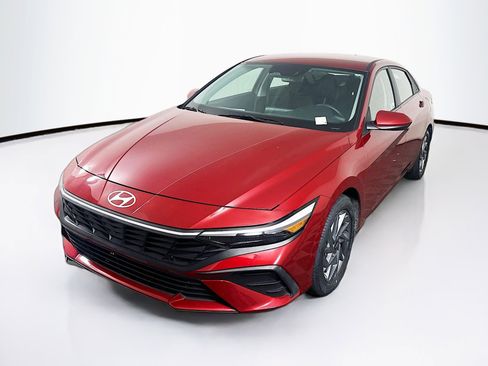 Used 2024 Hyundai Elantra SEL image 3
