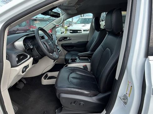 Used 2022 Chrysler Pacifica Touring-L w/ Uconnect Theater Family Group image 30