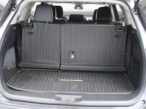 Certified 2025 Toyota Highlander XLE image 22