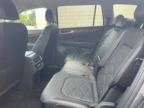 Used 2025 Volkswagen Atlas SE FWD image 13