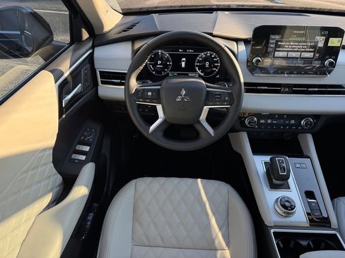 New 2025 Mitsubishi Outlander SEL image 15