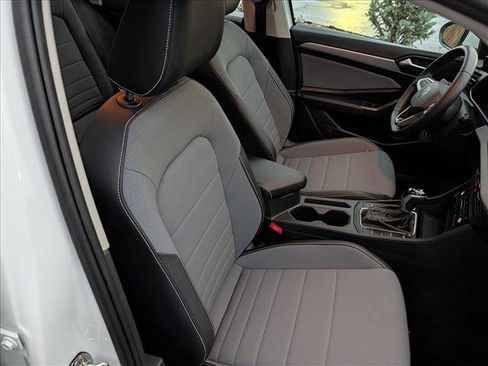 Used 2025 Volkswagen Jetta SE w/ Sunroof Package image 12