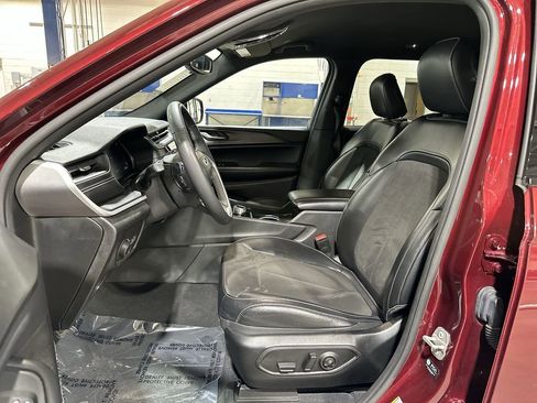 Used 2023 Jeep Grand Cherokee L Laredo image 13