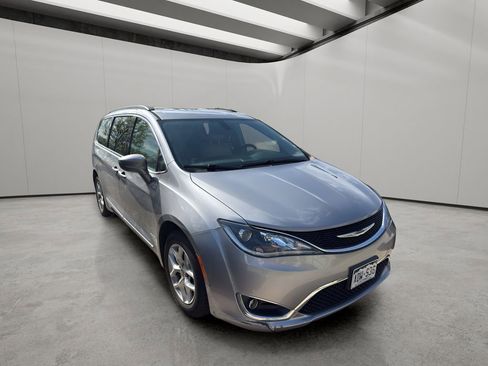 Used 2017 Chrysler Pacifica Touring-L w/ Tire & Wheel Group FWD image 5