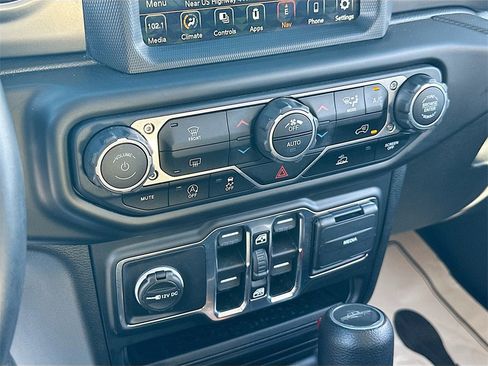 Used 2021 Jeep Gladiator Willys image 16