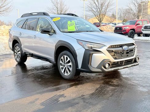 Used 2025 Subaru Outback Premium w/ Popular Package #1A image 3