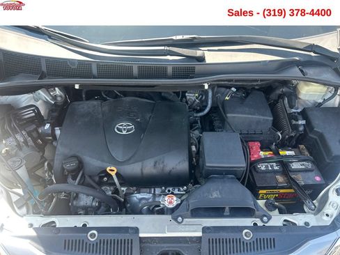 Used 2017 Toyota Sienna XLE FWD image 18