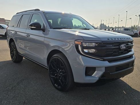 New 2027 Ford Expedition Platinum w/ Stealth Performance Package AWD/4WD image 3