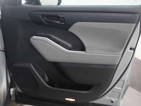 Used 2023 Toyota Highlander LE image 12