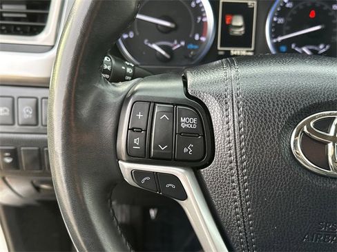 Used 2019 Toyota Highlander XLE image 22