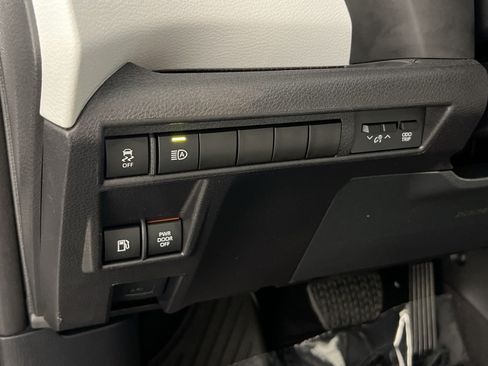 Used 2025 Toyota Sienna XLE AWD/4WD image 32