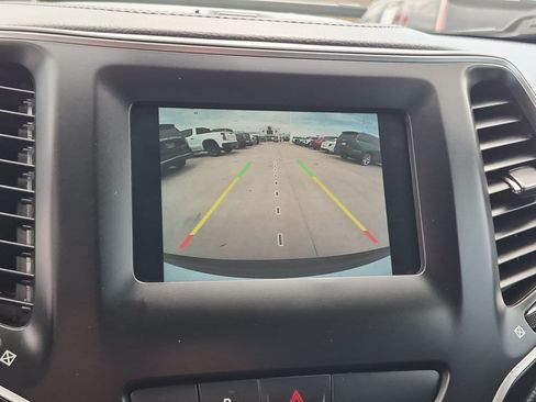 Used 2019 Jeep Cherokee Latitude Plus AWD/4WD image 19