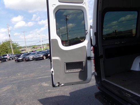 Used 2014 Mercedes-Benz Sprinter 2500 image 40
