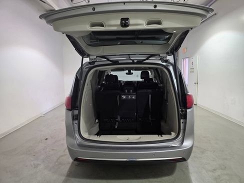 Used 2018 Chrysler Pacifica Touring-L FWD image 8