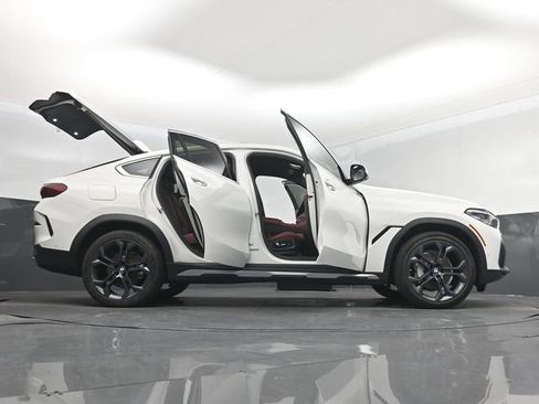 Used 2022 BMW X6 xDrive40i AWD/4WD image 7