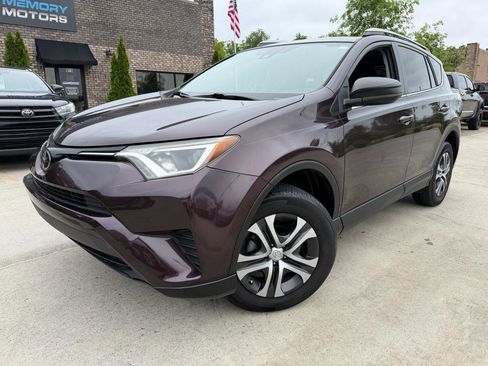 Used 2018 Toyota RAV4 LE FWD image 1