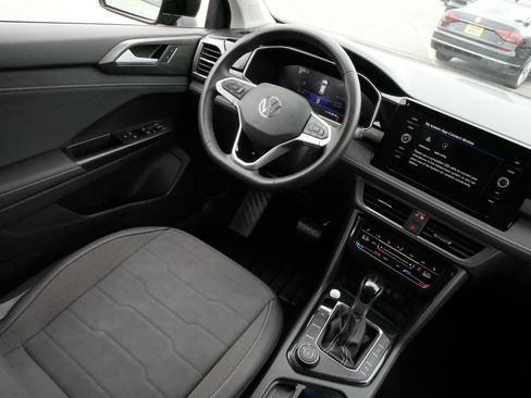 Certified 2025 Volkswagen Taos SE AWD/4WD image 9