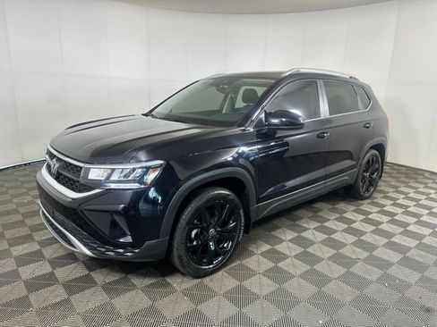 Used 2023 Volkswagen Taos SE w/ Panoramic Sunroof Package image 7