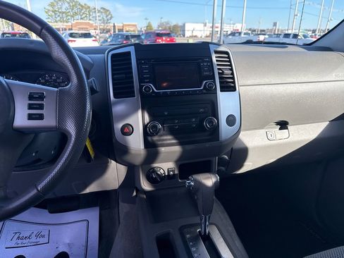 Used 2016 Nissan Frontier SV image 19