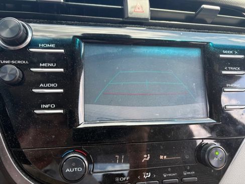 Used 2018 Toyota Camry SE FWD image 12