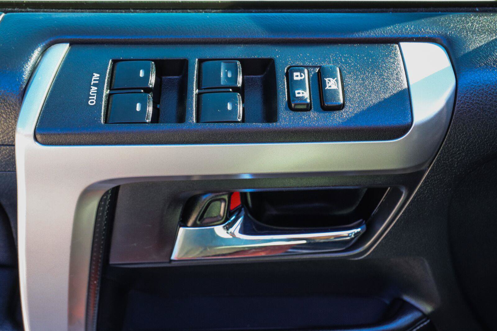 Used 2015 Toyota 4Runner SR5 AWD/4WD image 38