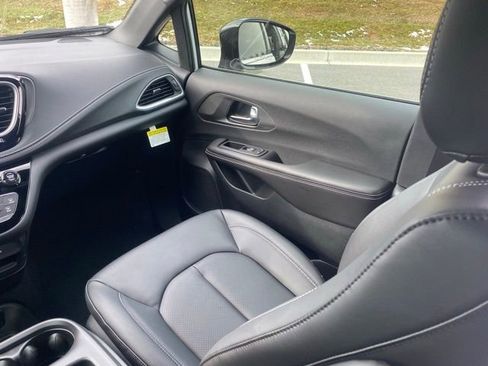 New 2026 Chrysler Pacifica Select image 38