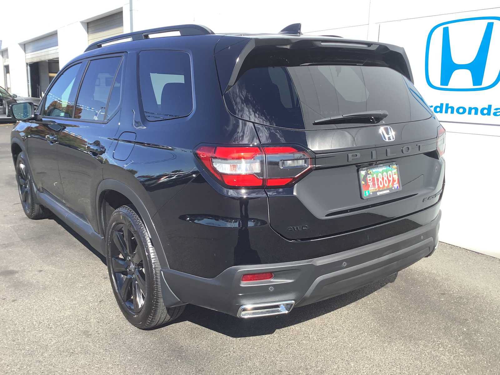 Used 2025 Honda Pilot Black Edition image 5