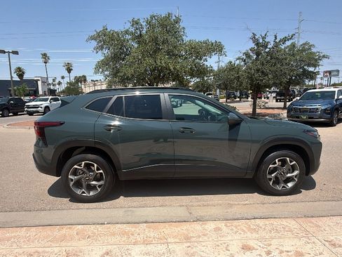 Used 2025 Chevrolet Trax LT FWD image 8