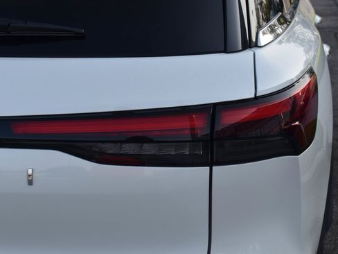 Used 2023 INFINITI QX60 Sensory w/ Vision Package AWD/4WD image 12