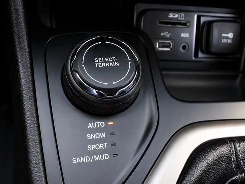 Used 2016 Jeep Cherokee Limited AWD/4WD image 16
