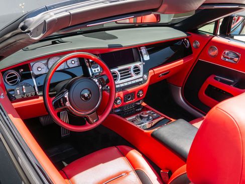 Used 2019 Rolls-Royce Dawn RWD image 74