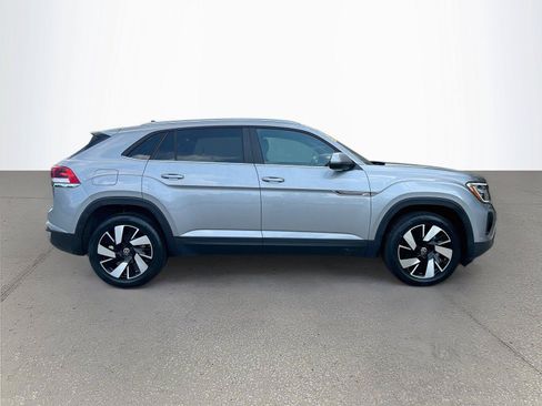 Used 2025 Volkswagen Atlas Cross Sport SE FWD image 3