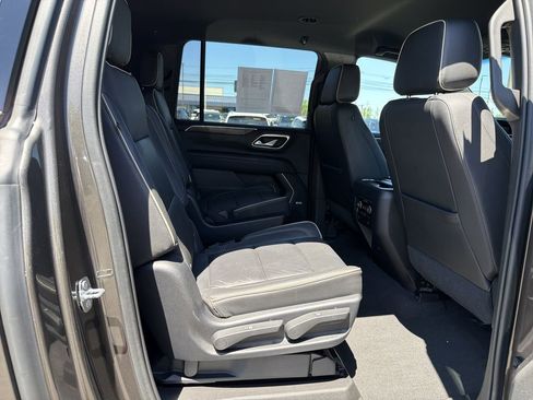 Used 2021 Chevrolet Suburban Premier AWD/4WD image 17