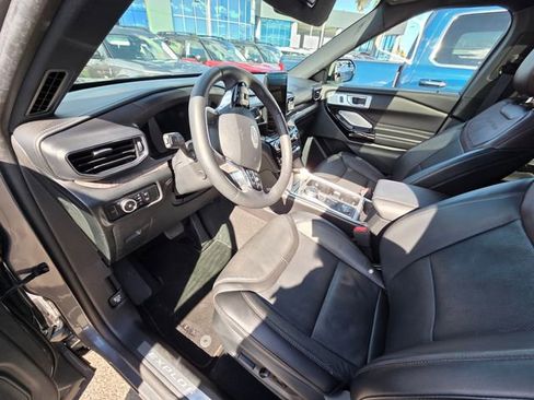 Used 2024 Ford Explorer Platinum w/ Technology Package AWD/4WD image 4