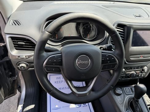 Used 2019 Jeep Cherokee Latitude w/ Cold Weather Group AWD/4WD image 20