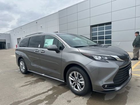 New 2026 Toyota Sienna XLE FWD image 2
