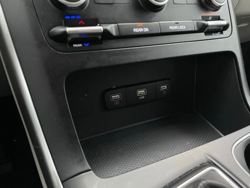 Used 2023 Kia Carnival LX FWD image 19