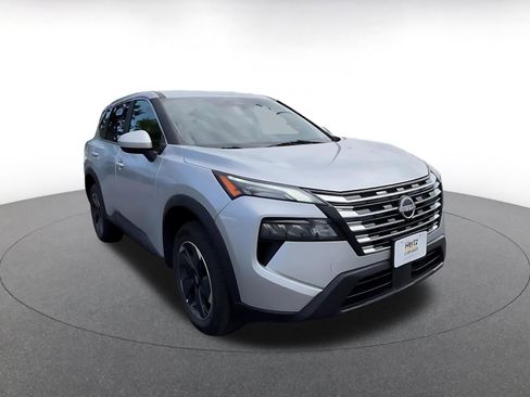 Used 2025 Nissan Rogue SV AWD/4WD image 3