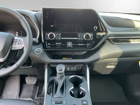 New 2026 Toyota Highlander XSE image 11